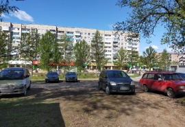 В Омске начались рейды из-за парковок на газоне с помощью новой системы наложения штрафов